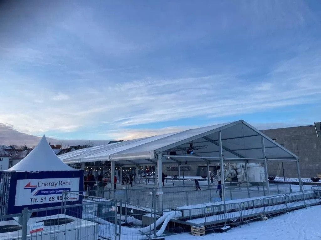 Bilde av montert mobil isbane i Stavanger Sentrum